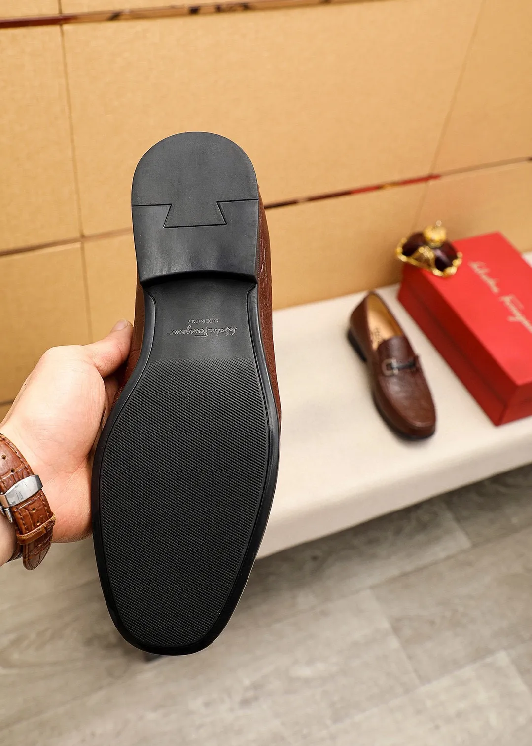 Men's shoes 💰480 💐 Product trademark: Ferragamo "Ferragamo" casual leather shoes Regular size: 38-44 (45🉑️customized) Product materials: Selected imported first-layer cowhide embossed upper + luxury hardware buckle, imported water-dyed cowhide leather lining. Strong three-dimensional visual effect, original rubber outsole Color: 2⃣️colors available